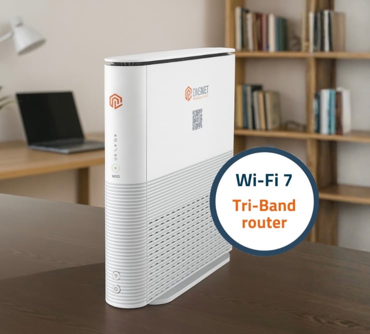 DNS:NET Premium-Router mit Wi-Fi-7-Tri-Band-Technologie auf einem Schreibtisch – leistungsstarker Glasfaser-Router für stabiles Highspeed-WLAN im ganzen Zuhause.