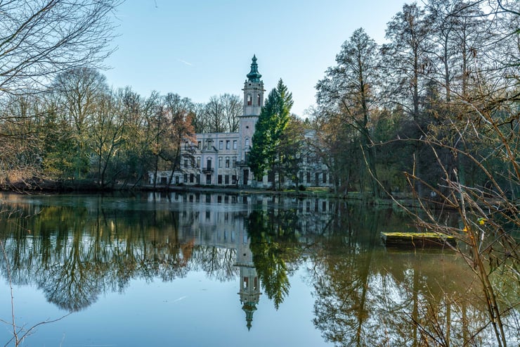 Blick über den Schloss See zur Ruine von Schloss Dammsmühle in Wandlitz Brandenburg_WEB