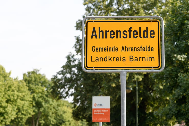 Ortseingangsschild zur Glasfaser-Gemeinde Ahrensfelde