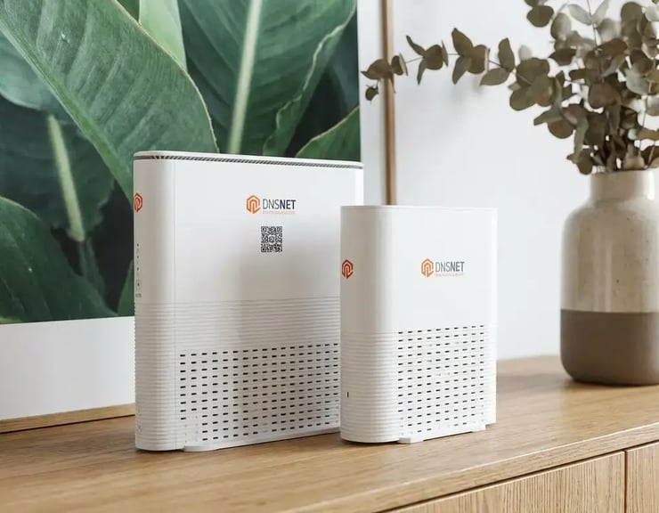 DNSNET_Router_Repeater_auf_Sideboard_c