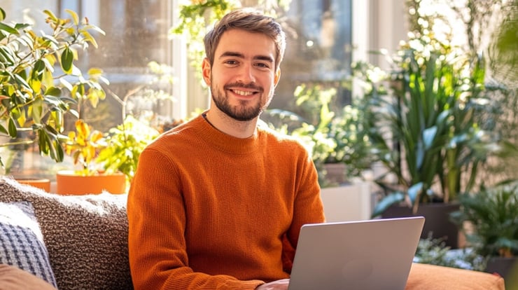 Mann am laptop testet VDSL Internet