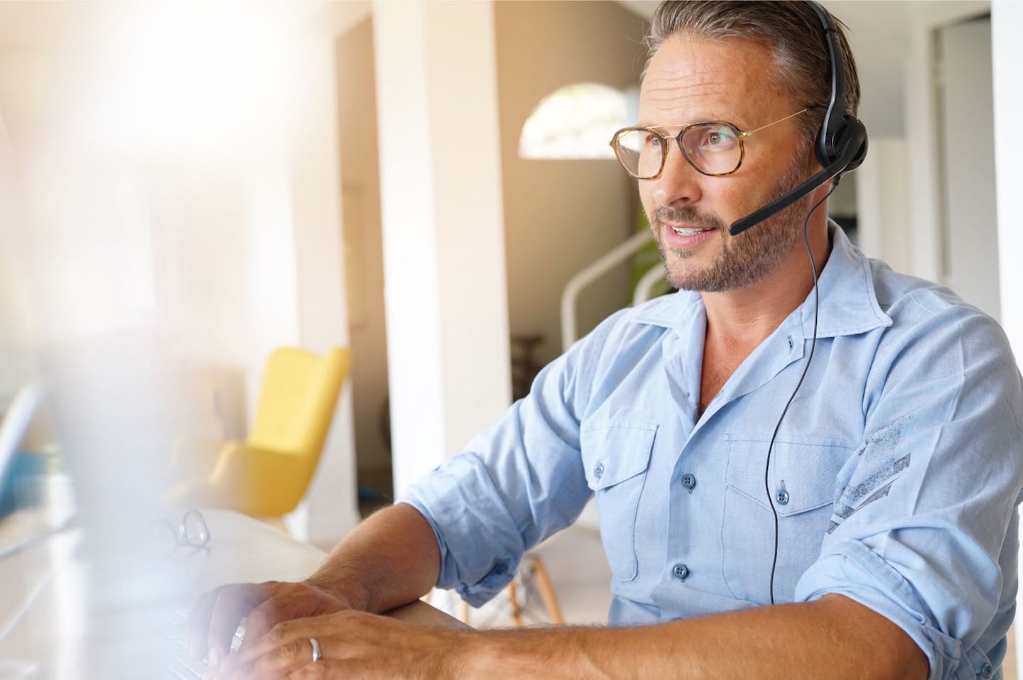 Mann mit Headset in einem Büro