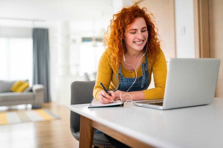 Frau vor Laptop am Tisch