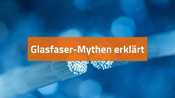 Nahaufnahme einer Glasfaserbündelung vor blauem Hintergrund; darüber liegt ein orangefarbenes Textfeld mit der Aufschrift ‚Glasfaser-Mythen erklärt‘