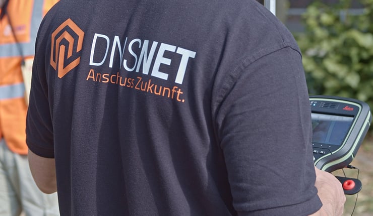 Mann mit DNS-Logo von hinten