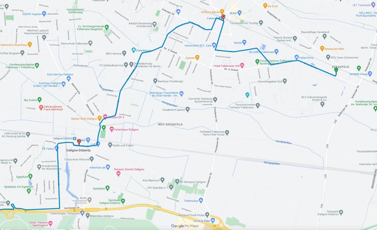 Die Karte zeigt die Strecke des Ersatzbusverkehrs zwischen Falkensee, Segefeld und Dallgow-Döberitz während der Sperrung der Bahnstrecke Hamburg–Berlin. Die Route verläuft durch zentrale Straßenzüge in Falkensee, vorbei an wichtigen Punkten wie dem Bahnhof Dallgow-Döberitz, Gewerbegebiete, Wohnquartiere und dem Ortskern.