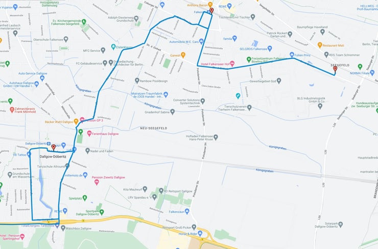 Die Karte visualisiert eine alternative Umleitungsroute für den Schienenersatzverkehr während der Bahn-Baustelle. Abgebildet sind zentrale Knotenpunkte, wichtige Haltestellen sowie der Verlauf der Busse durch Segefeld, das Zentrum von Falkensee und Dallgow-Döberitz.