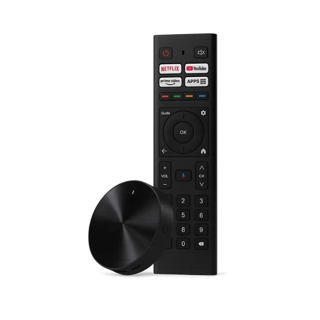 Android TV Dongle mit schwarzer Fernbedienung – bringt die DNS:NET TV App über HDMI in 4K-HDR auf jeden Fernseher.