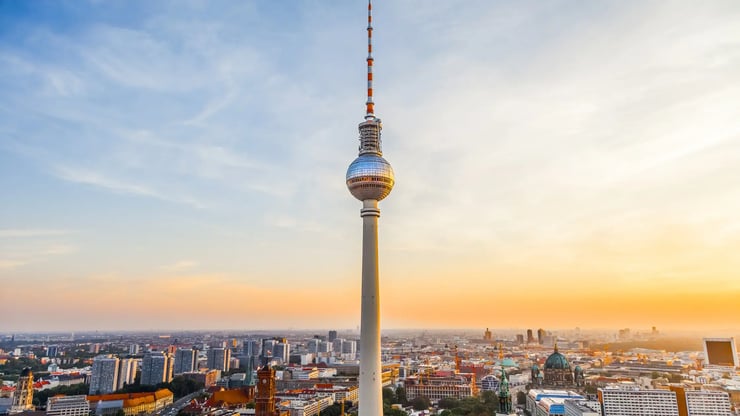Berliner Fernsehturm bei Sonnenuntergang mit Skyline – Symbol für den Glasfaser-Ausbau in der Hauptstadt durch DNS:NET