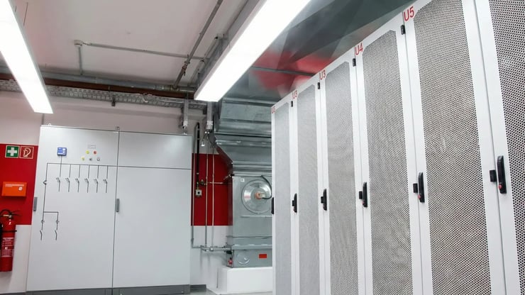 Serverracks im Rechenzentrum von DNS:NET in Berlin mit redundanter Infrastruktur und kontrollierter Kühlung.