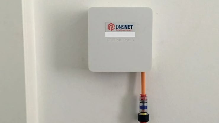 Glasfaser-Anschlussdose an einer Innenwand als fester Anschlusspunkt für den Glasfaseranschluss im Haus.