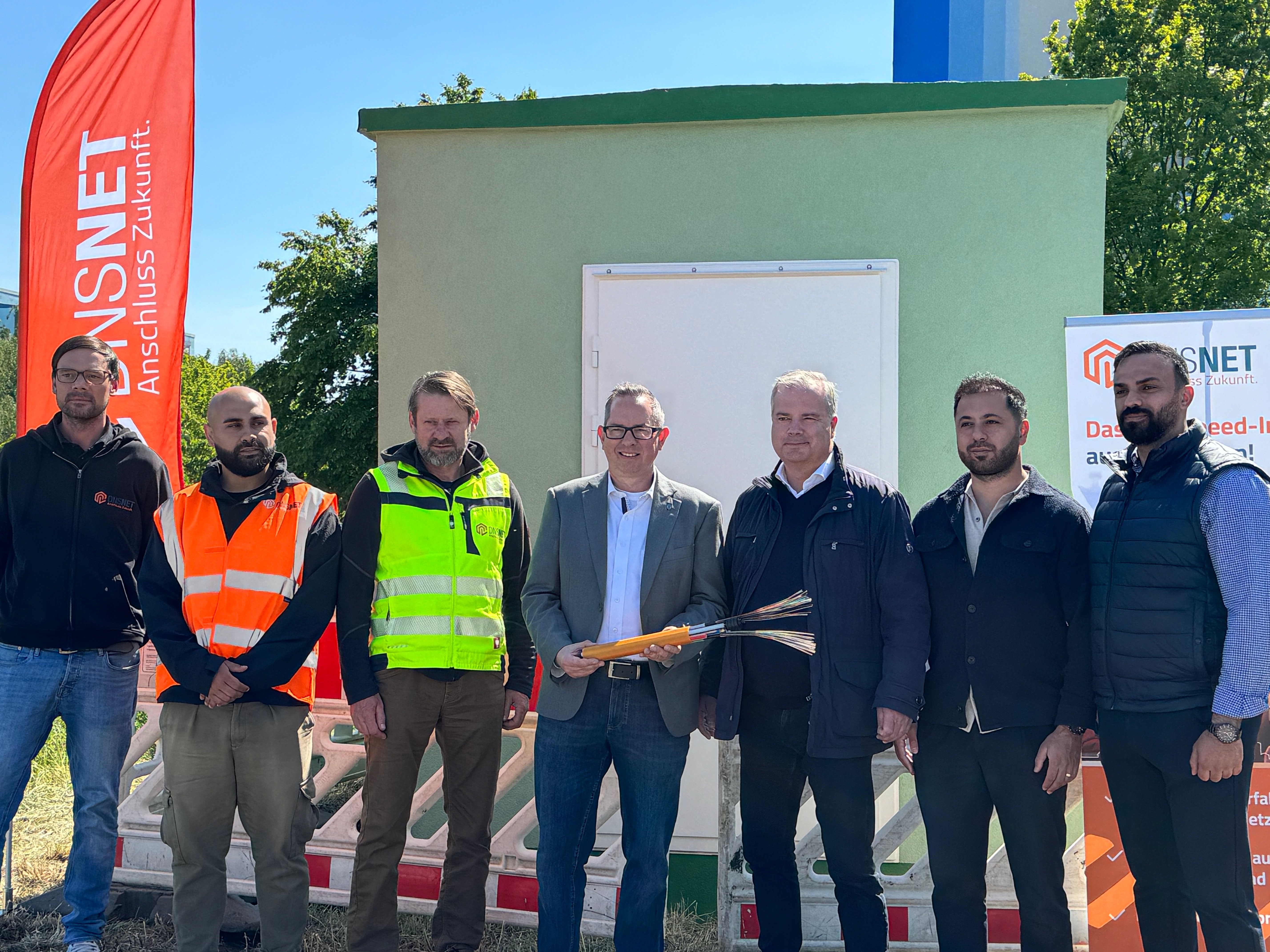 Der Bezirksbürgermeister von Treptow-Köpenick Oliver Igel (mitte) und Daniel Schostan, CNO der DNS:NET 3.v.l. beim Begehen des errichteten PoPs in Altglienicke © www.dns-net.de