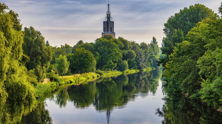 Grüne Havelufer in Potsdam mit Blick auf den Turm der ehemaligen Garnisonkirche – Glasfaser-Ausbau für Stadt, Land und Umland in Brandenburg