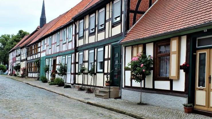 Historische Fachwerkhäuser in Sachsen-Anhalt – Zukunftssicherer Glasfaser-Ausbau für Städte und ländliche Regionen