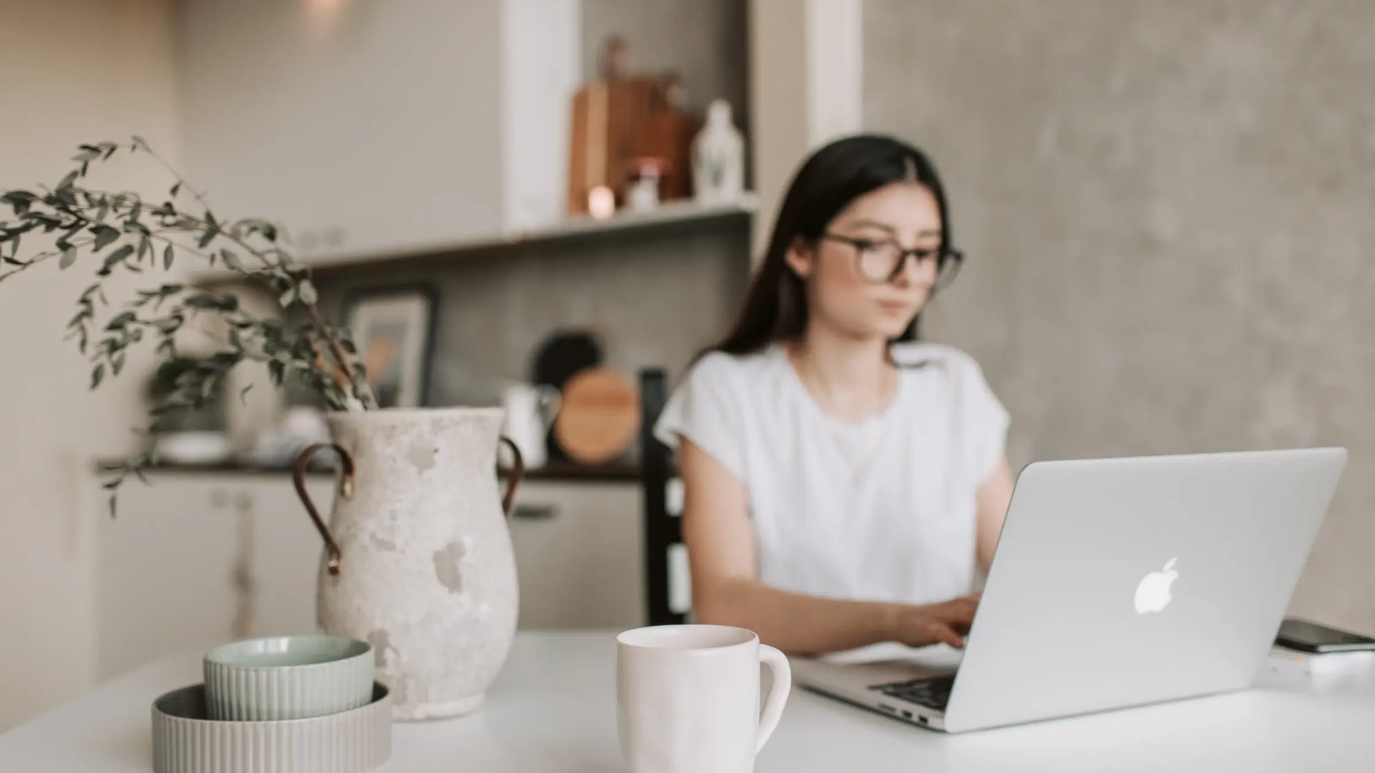 Frau am Laptop mit Wi-Fi 7 zuhause