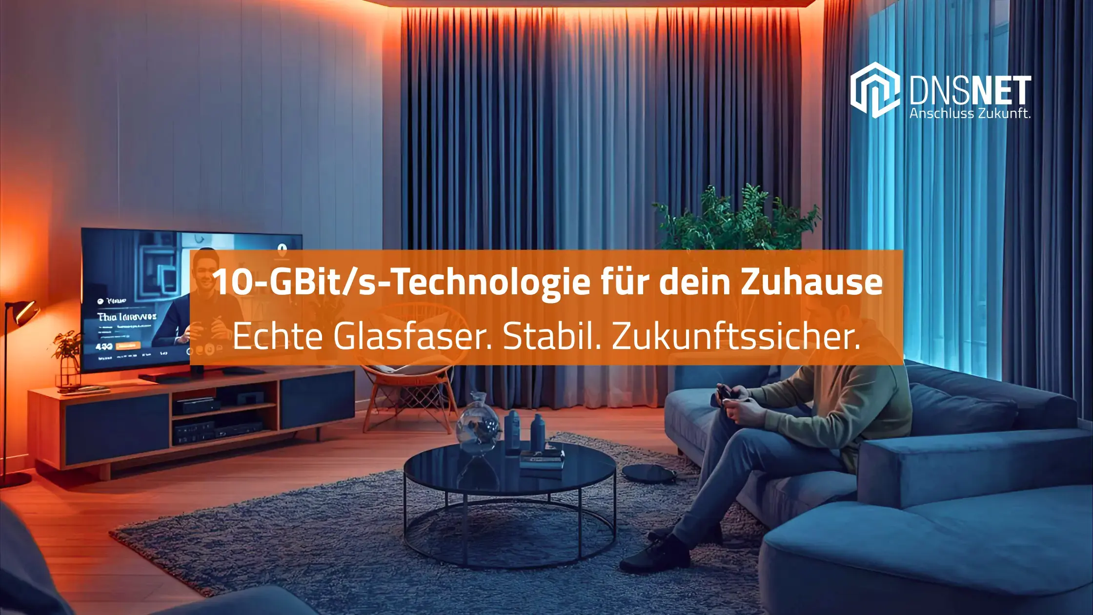Wohnzimmer in warmem und blauem Licht, ein Mann sitzt auf einem Sofa und nutzt ein Gerät, während auf dem Fernseher eine Streaming-App läuft. Das Bild zeigt ein modernes Zuhause mit digitalen Geräten und verweist auf die 10-GBit/s-Glasfasertechnologie von DNS:NET.