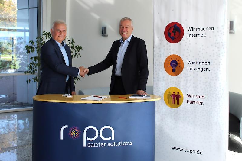 Gerald Plischke, Leiter TV und Contentregulierung DNS:NET (links) und Toni Lo Chiatto, CEO ropa GmbH (links)