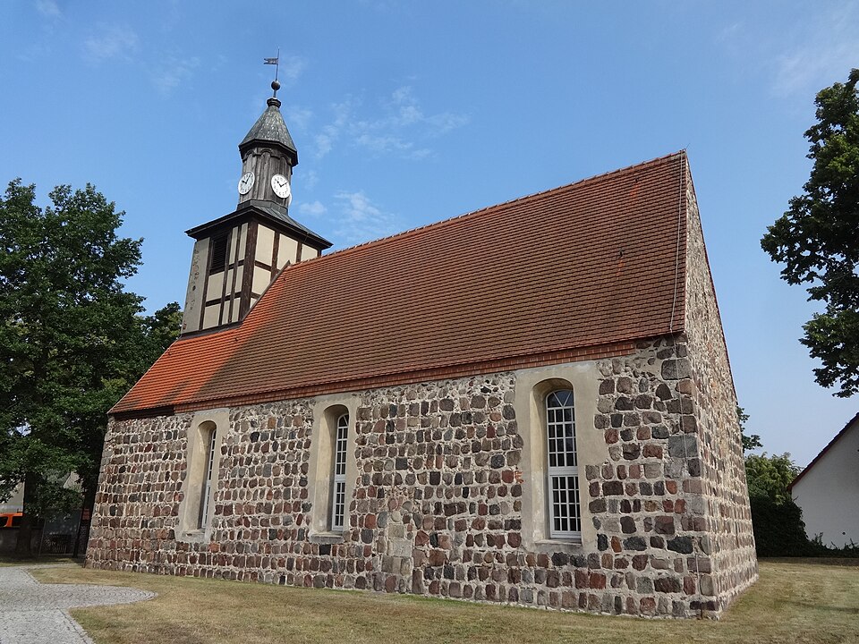 Dorfkirche Glasow in Blankenfelde-Mahlow, Ansicht von Südosten. Foto: A. Savin, Wikimedia Commons, CC BY-SA 3.0