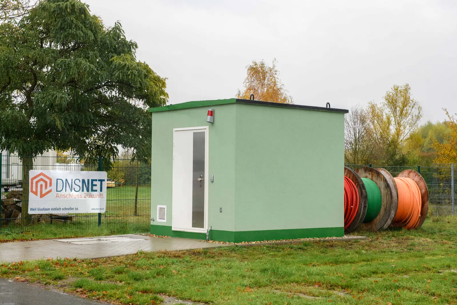 Kabel des Glasfasernetzes werden im ganzen Ausbaugebiet  verlegt