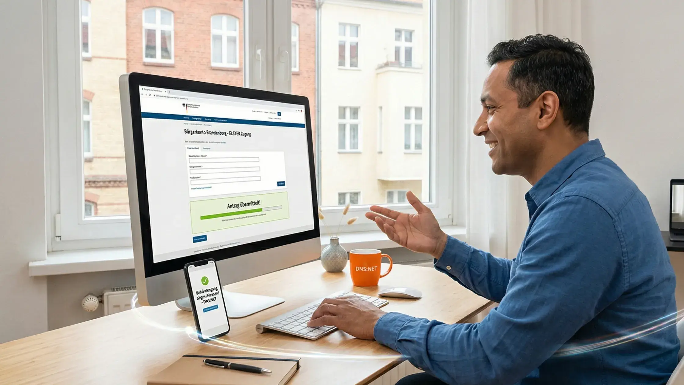 Mann nutzt digitales Bürgerkonto Brandenburg am Computer im Home-Office mit Glasfaseranschluss für E-Government-Dienste