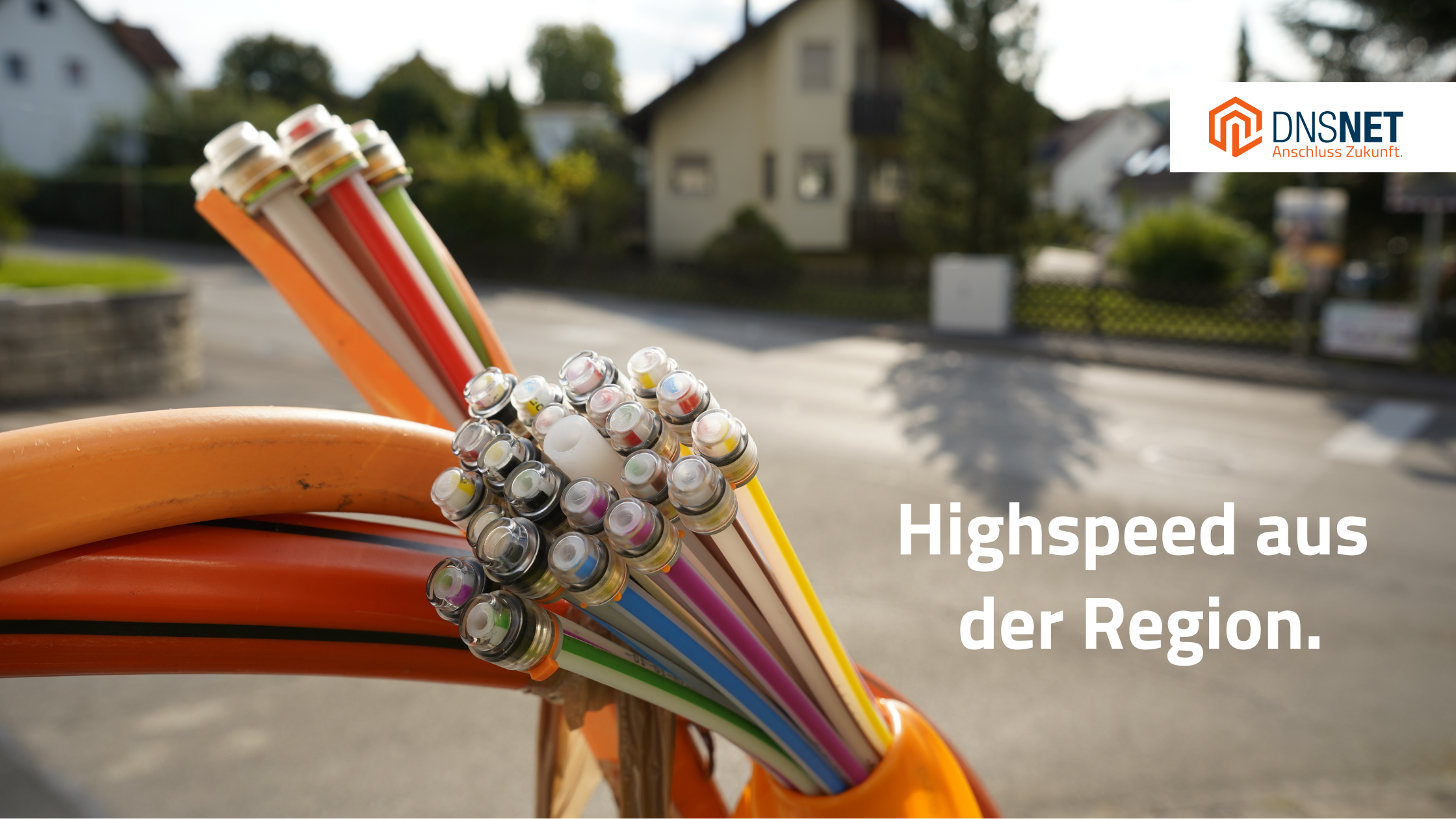 Glasfaser-Hausanschluss von DNS:NET mit orangefarbenem Kabel– Symbol für Highspeed aus der Region.
