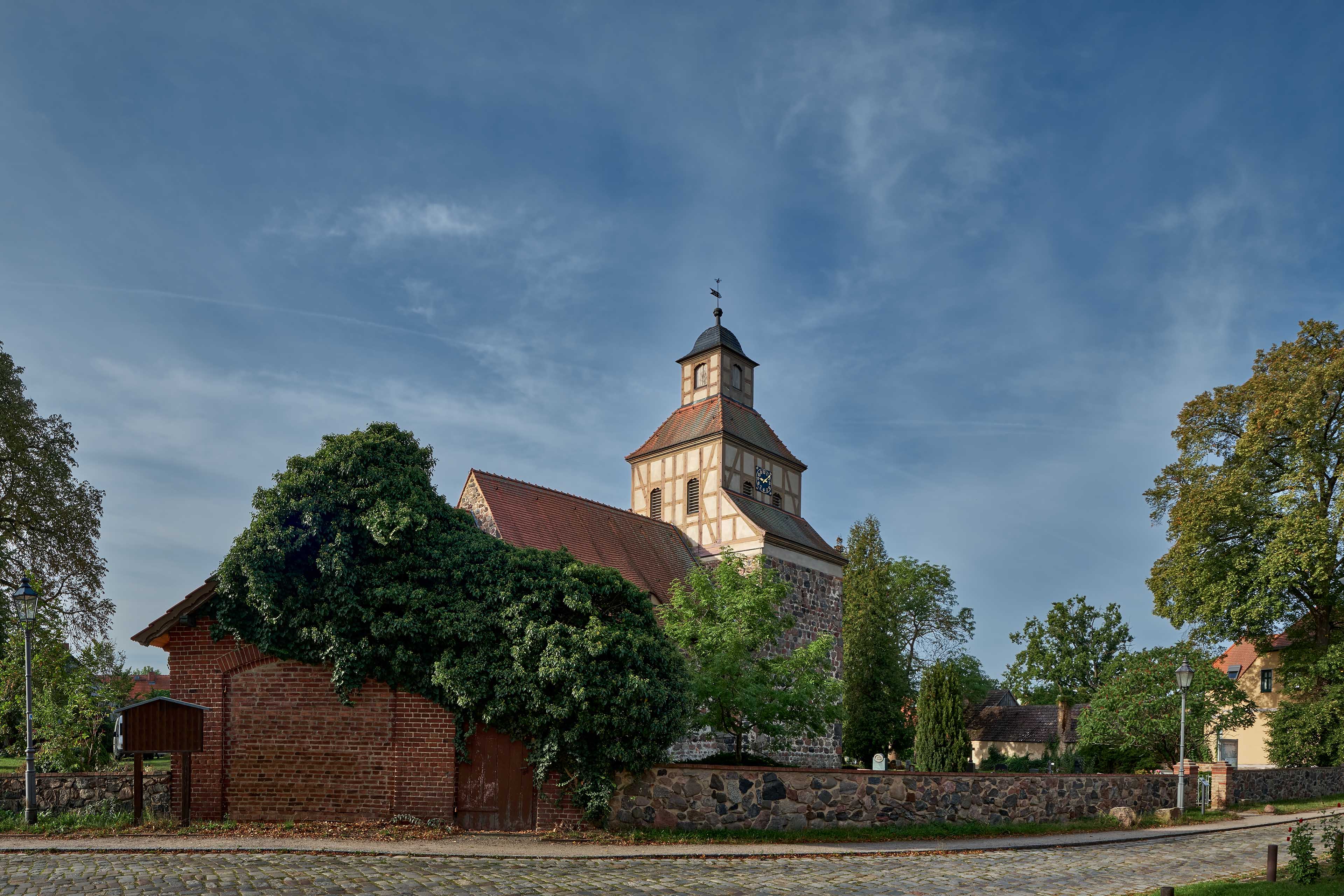 Michendorf_1_Denkmalgeschützte Dorfkirche Wildenbruch, Blick von Nordosten_WEB