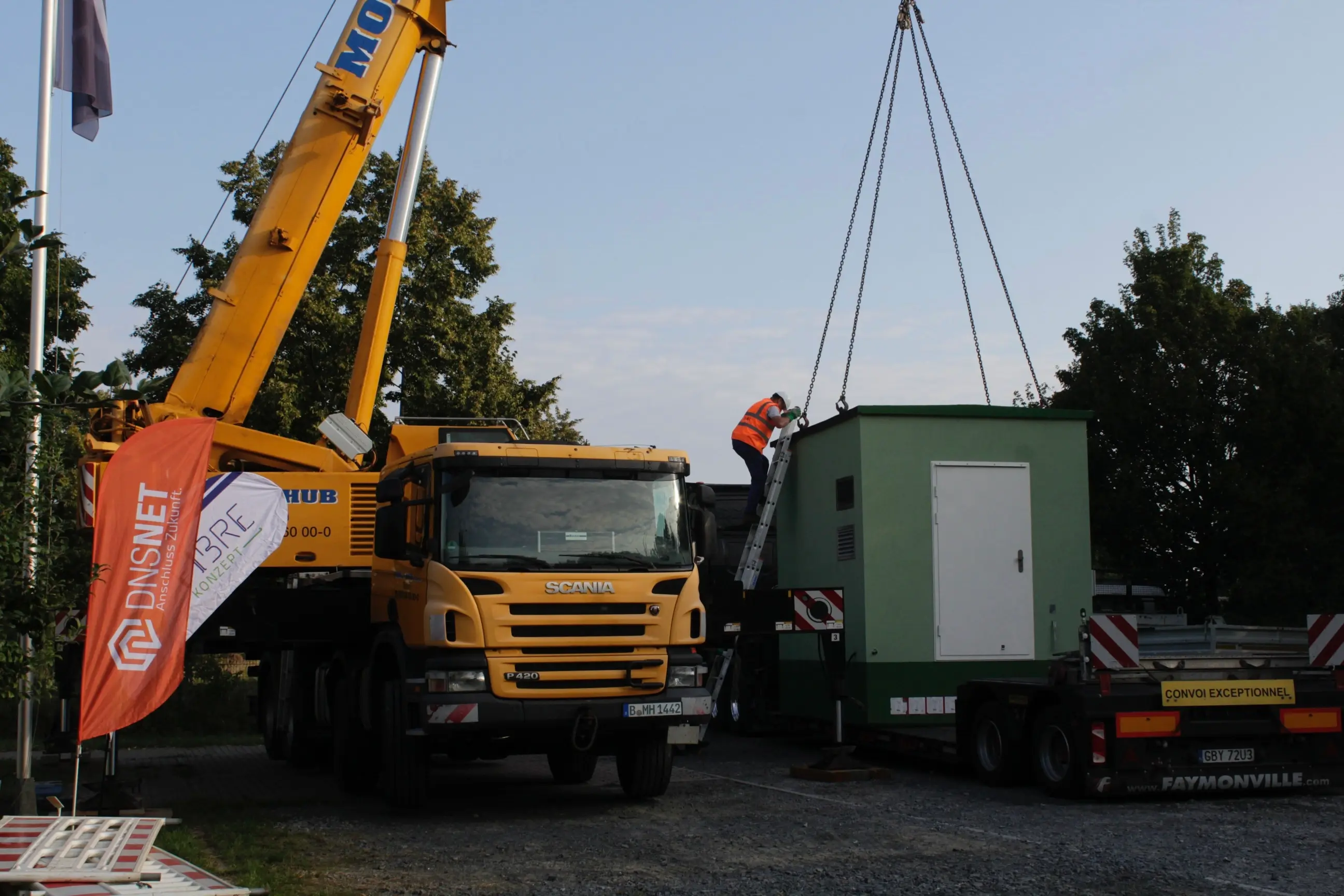 DNS:NET Technikstandort wird per Kran installiert – Glasfaser-PoP für bis zu 6.000 Haushalte in Altglienicke.