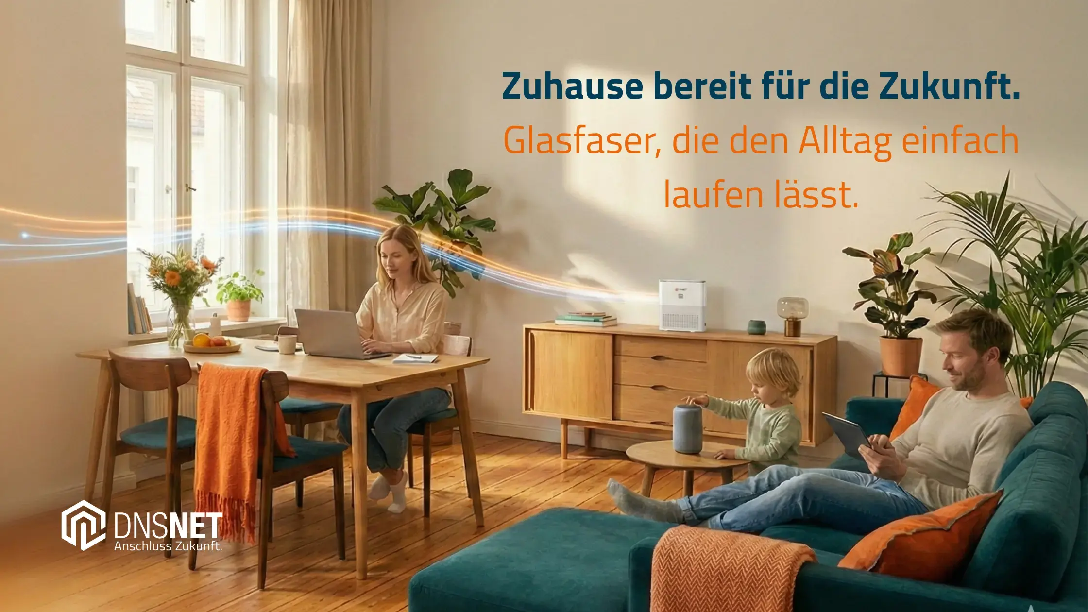 Familie in einem hellen Wohnzimmer in Berlin-Brandenburg: Eine Person arbeitet entspannt im Homeoffice, eine andere nutzt ein Tablet, ein Kind spielt. Im Hintergrund verbindet eine dezente Lichtspur das Zuhause symbolisch mit Glasfaser-Internet.