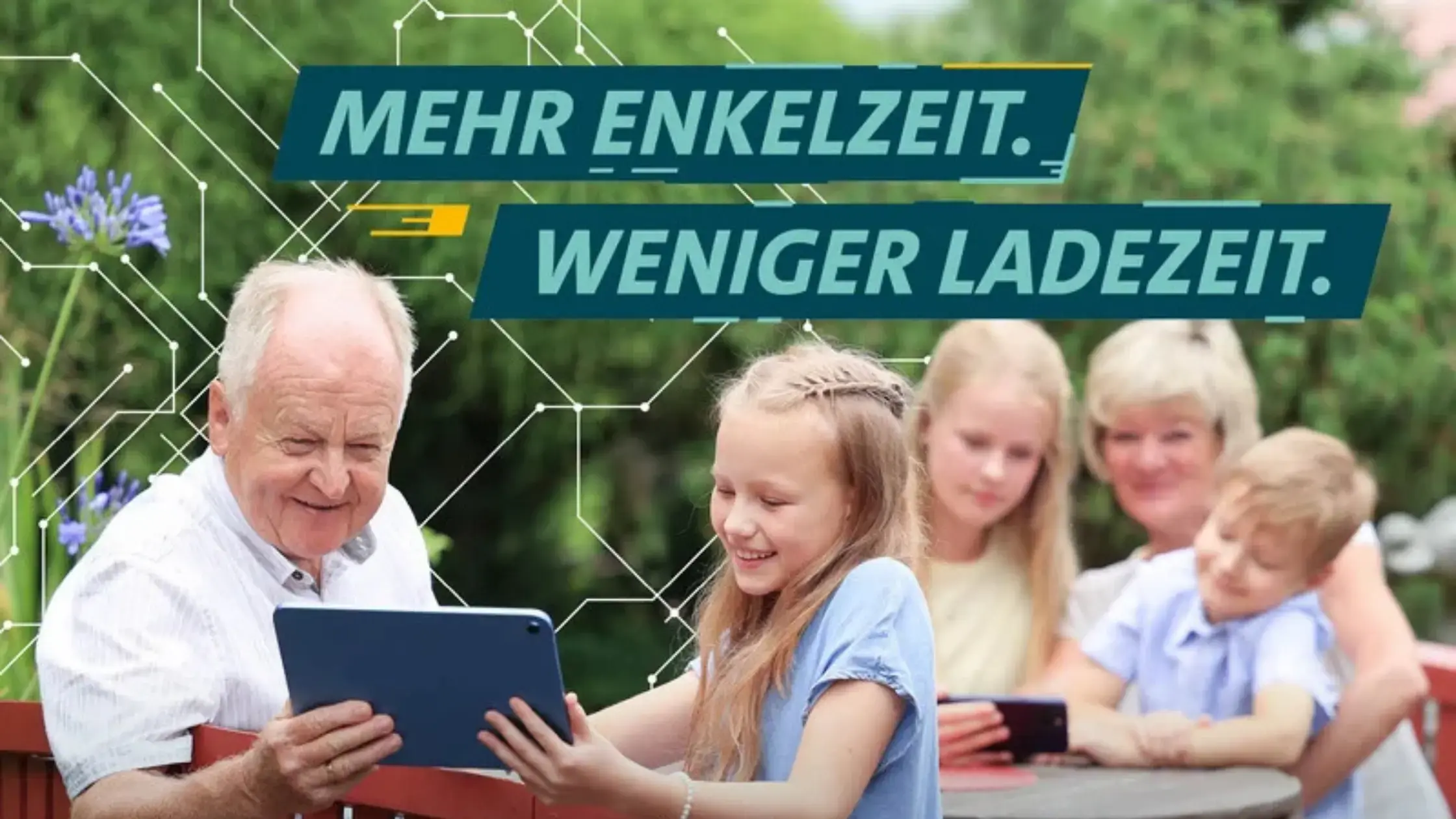 Familie im Garten: Großvater und Enkelin am Tablet; Bildtext „Mehr Enkelzeit. Weniger Ladezeit.“ Kampagnenclaim: „Glasfaser – Ich brauche das!“ ©  Viktoria Kühne/MID