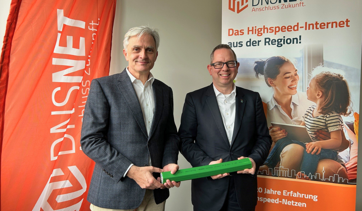 Ralph Steffens (Co-CEO DNS:NET) und Oliver Igel (Bezirksbürgermeister Treptow-Köpenick) beim Start des Glasfaserausbaus in Altglienicke